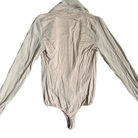 BEBE TAN LONG SLEEVE PLUNGING V NECK CUTOUT BODYSUIT BLOUSE SIZE XS - Picture 6 of 8